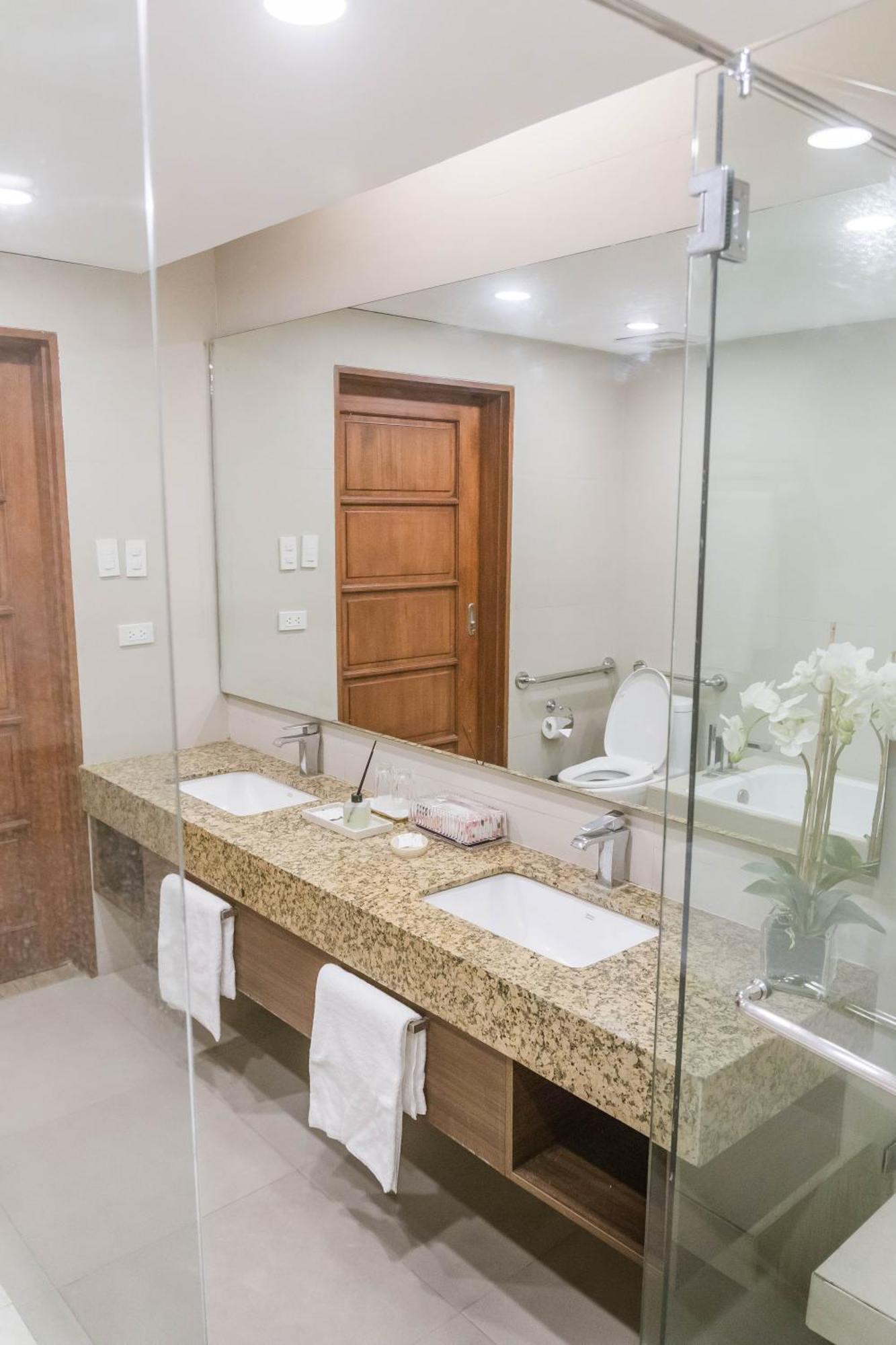 La Fiesta Hotel Iloilo City Dış mekan fotoğraf