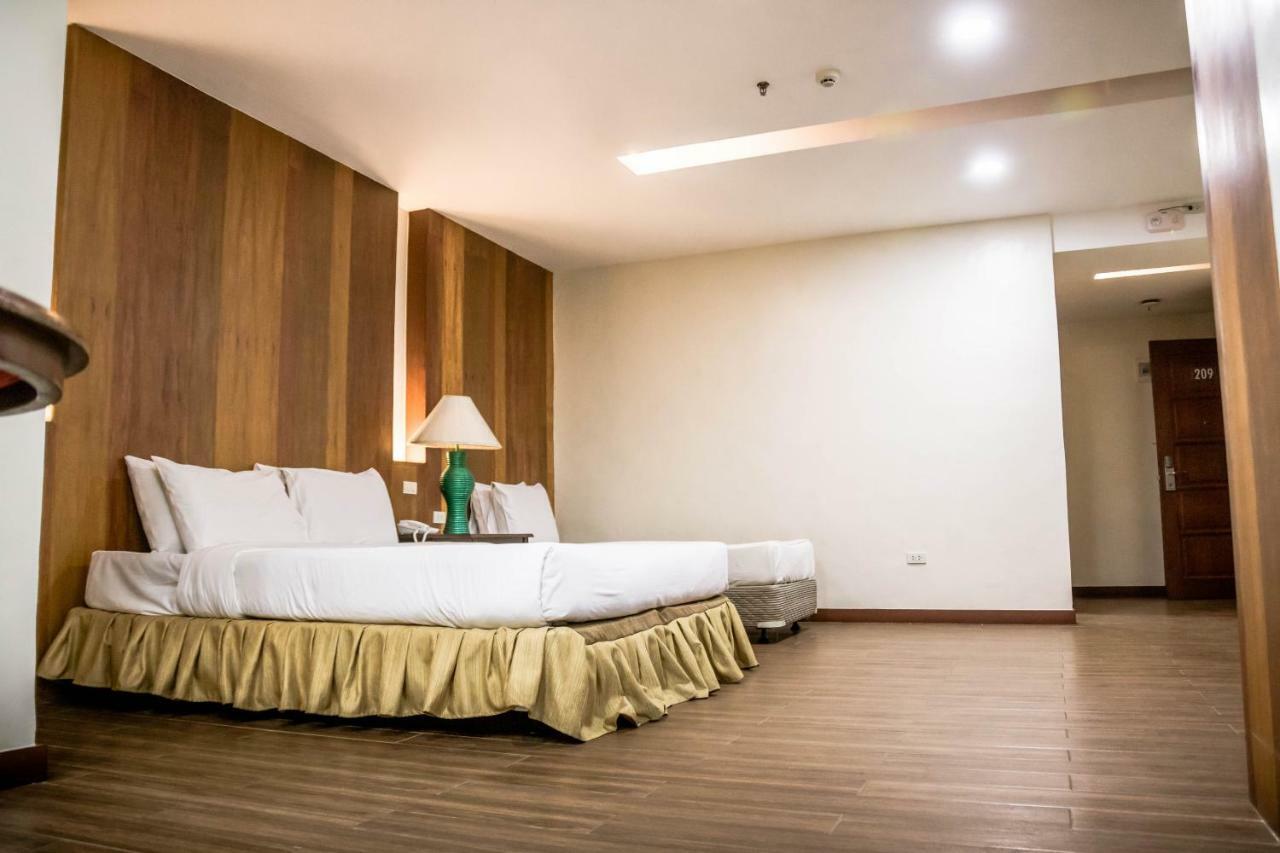 La Fiesta Hotel Iloilo City Dış mekan fotoğraf